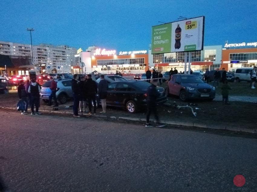 В Северодвинске пьяный водитель иномарки снёс столб и врезался в припаркованные автомобили